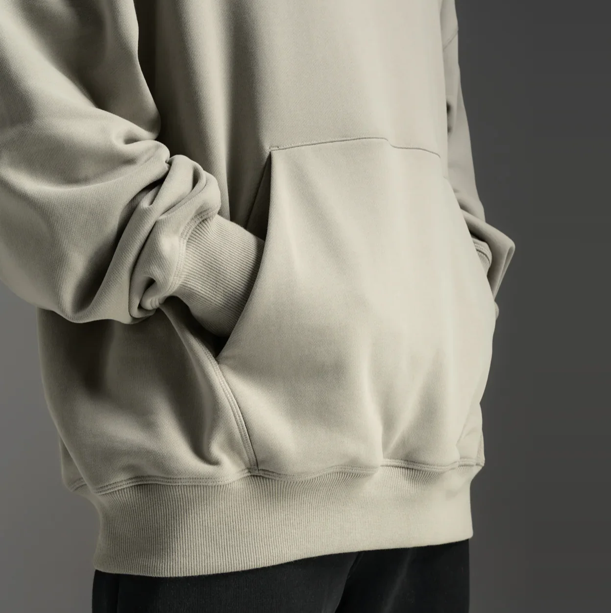 2XU Unisex EZ Oversized Organic Cotton Hoodie - Carbon - Image 6